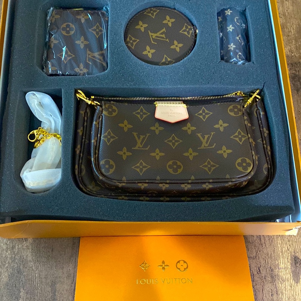 BNIB Multi Pochette
